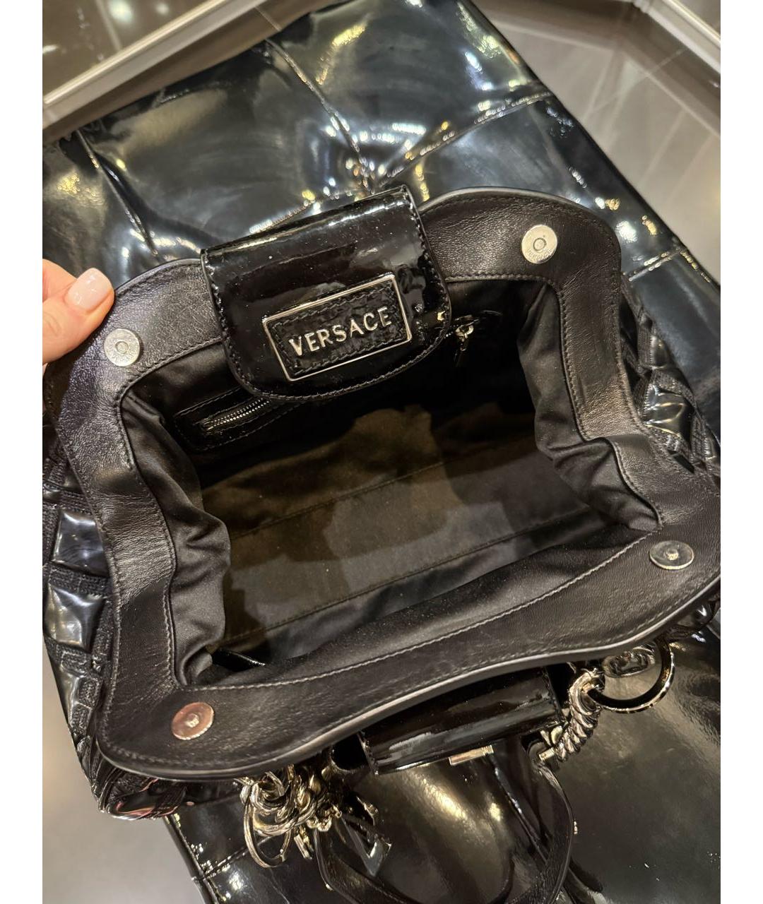VERSACE Черная сумка с короткими ручками из лакированной кожи, фото 5