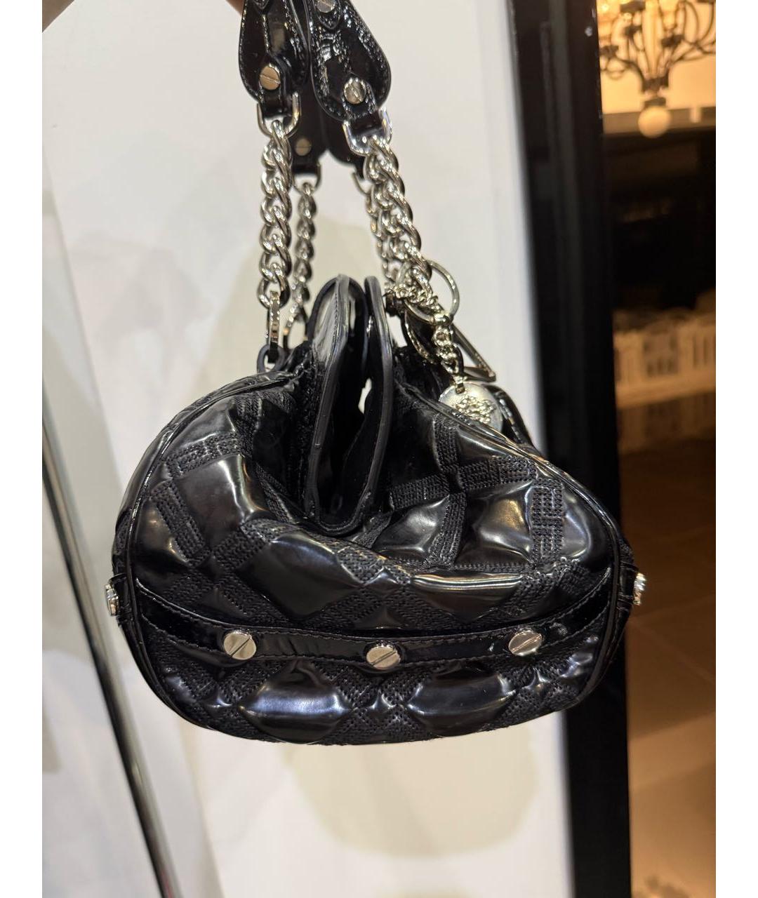 VERSACE Черная сумка с короткими ручками из лакированной кожи, фото 3