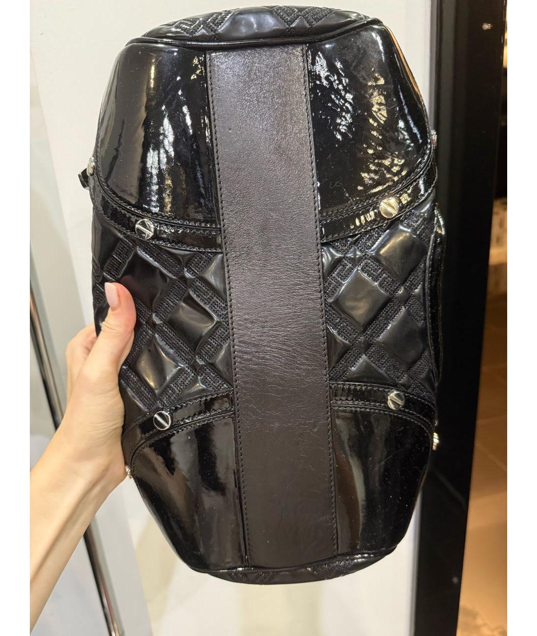 VERSACE Черная сумка с короткими ручками из лакированной кожи, фото 4