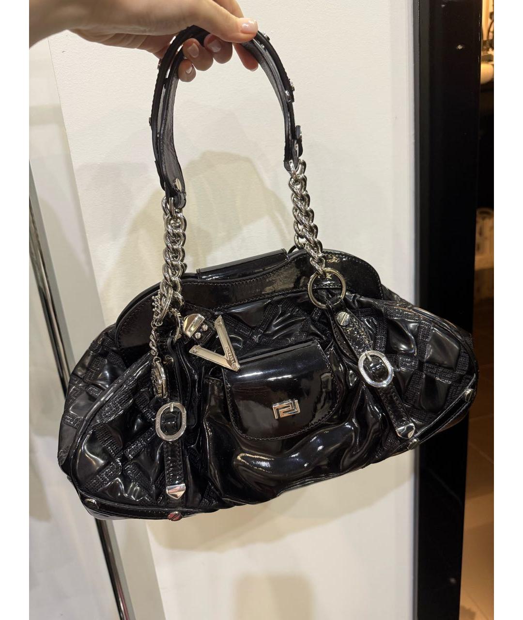VERSACE Черная сумка с короткими ручками из лакированной кожи, фото 9