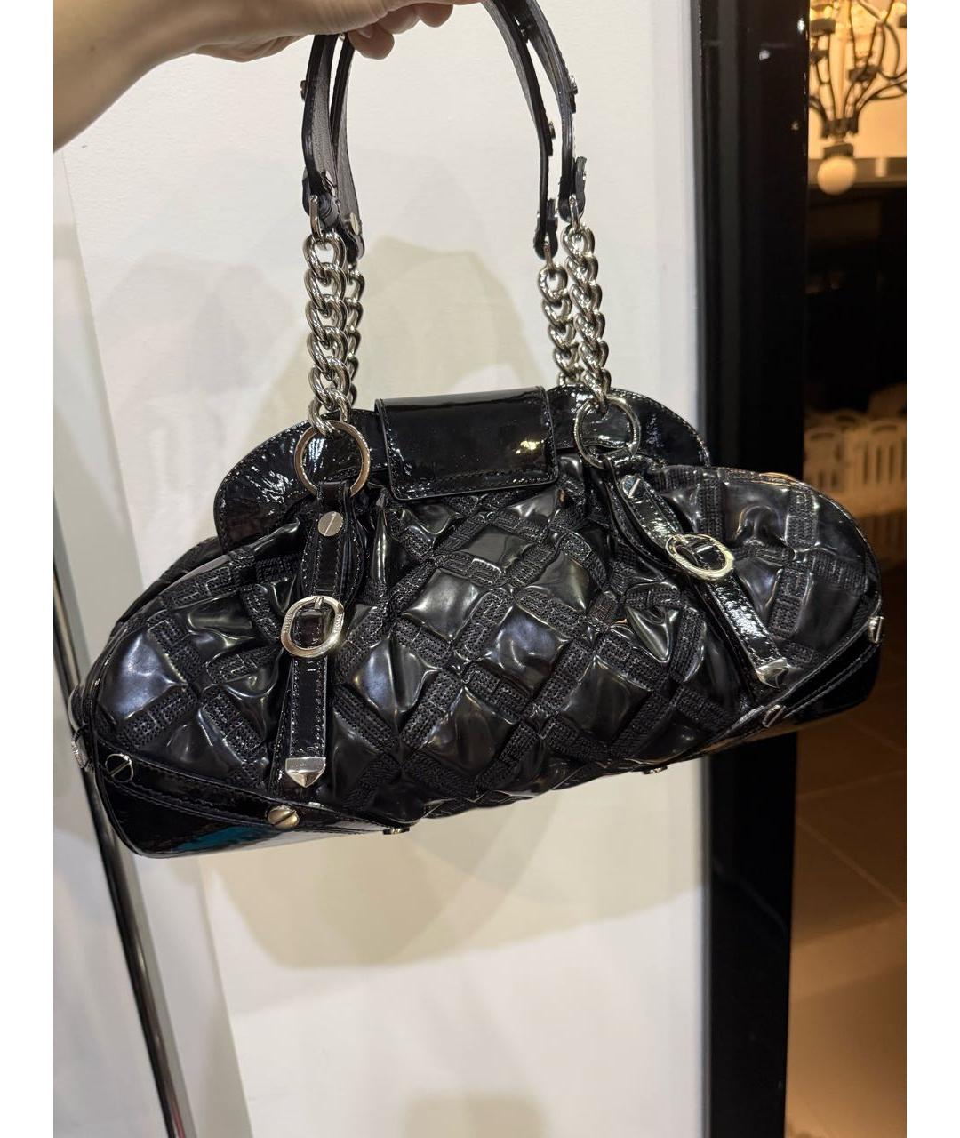 VERSACE Черная сумка с короткими ручками из лакированной кожи, фото 2