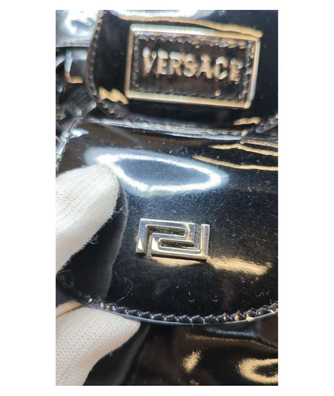 VERSACE Черная сумка с короткими ручками из лакированной кожи, фото 6
