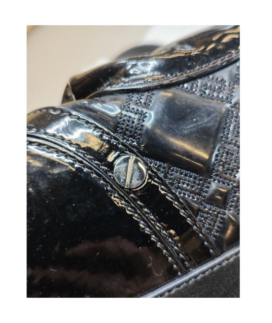 VERSACE Черная сумка с короткими ручками из лакированной кожи, фото 7