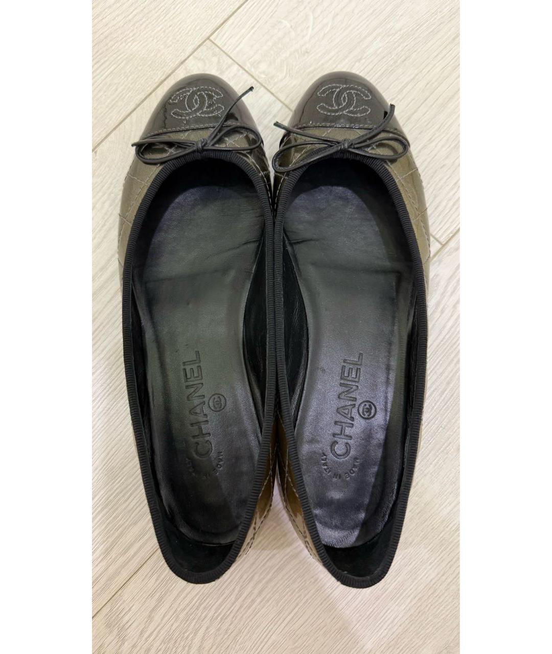 CHANEL Коричневые балетки из лакированной кожи, фото 3