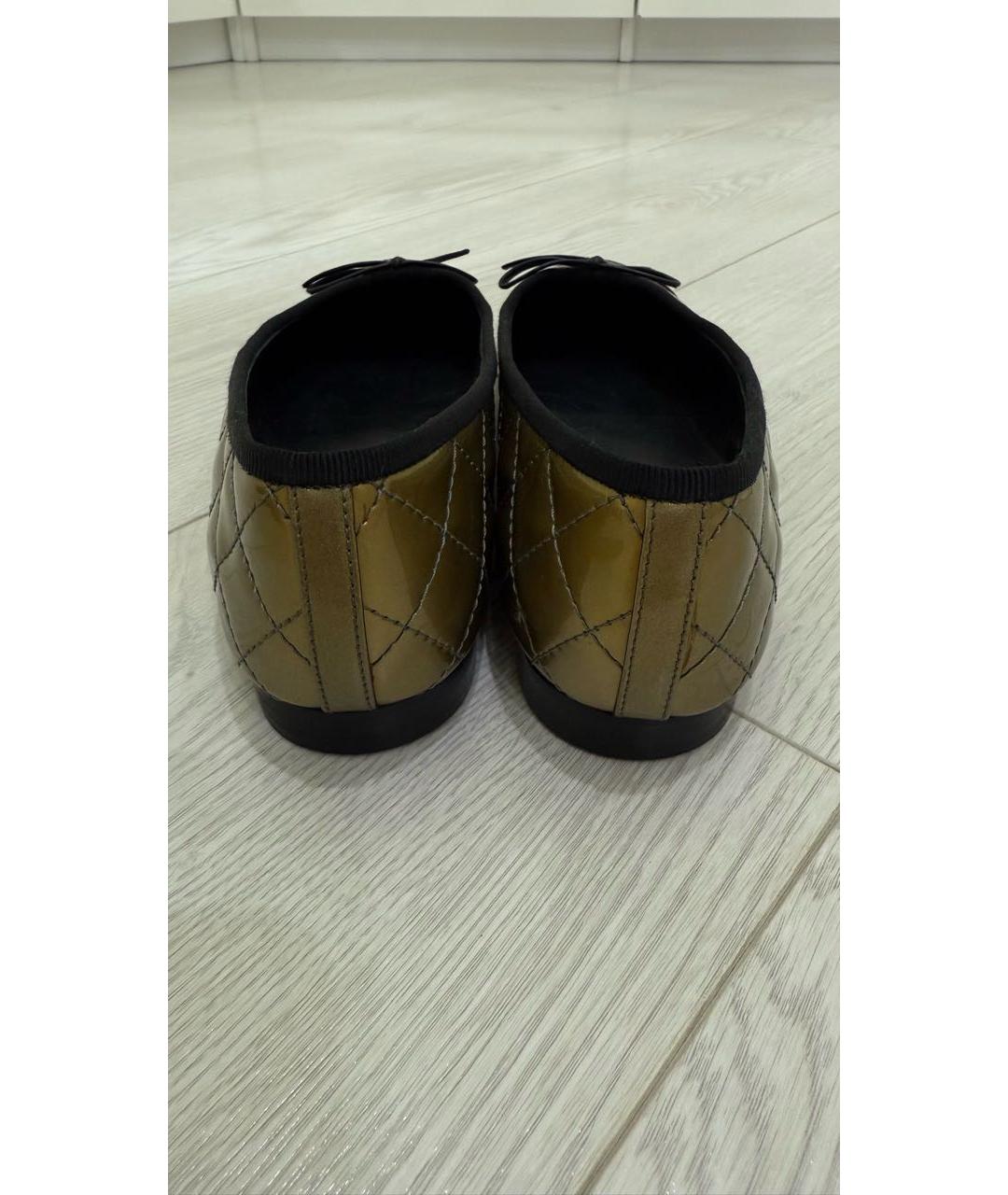 CHANEL Коричневые балетки из лакированной кожи, фото 4