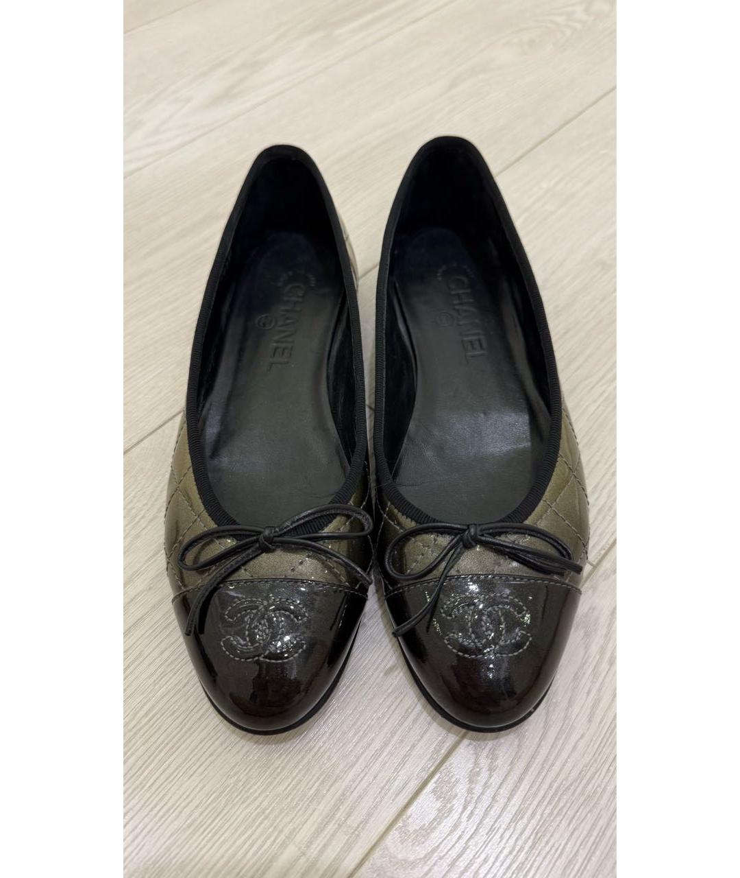 CHANEL Коричневые балетки из лакированной кожи, фото 2