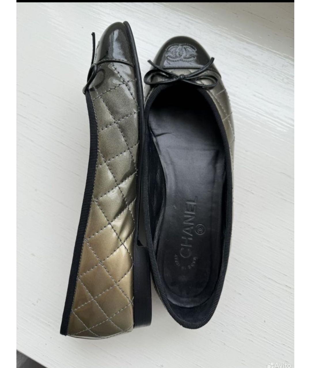 CHANEL Коричневые балетки из лакированной кожи, фото 5