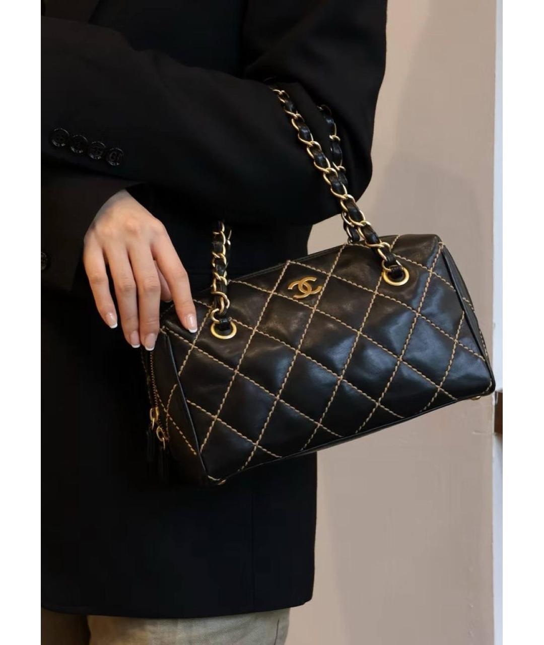 CHANEL Черная кожаная сумка с короткими ручками, фото 6