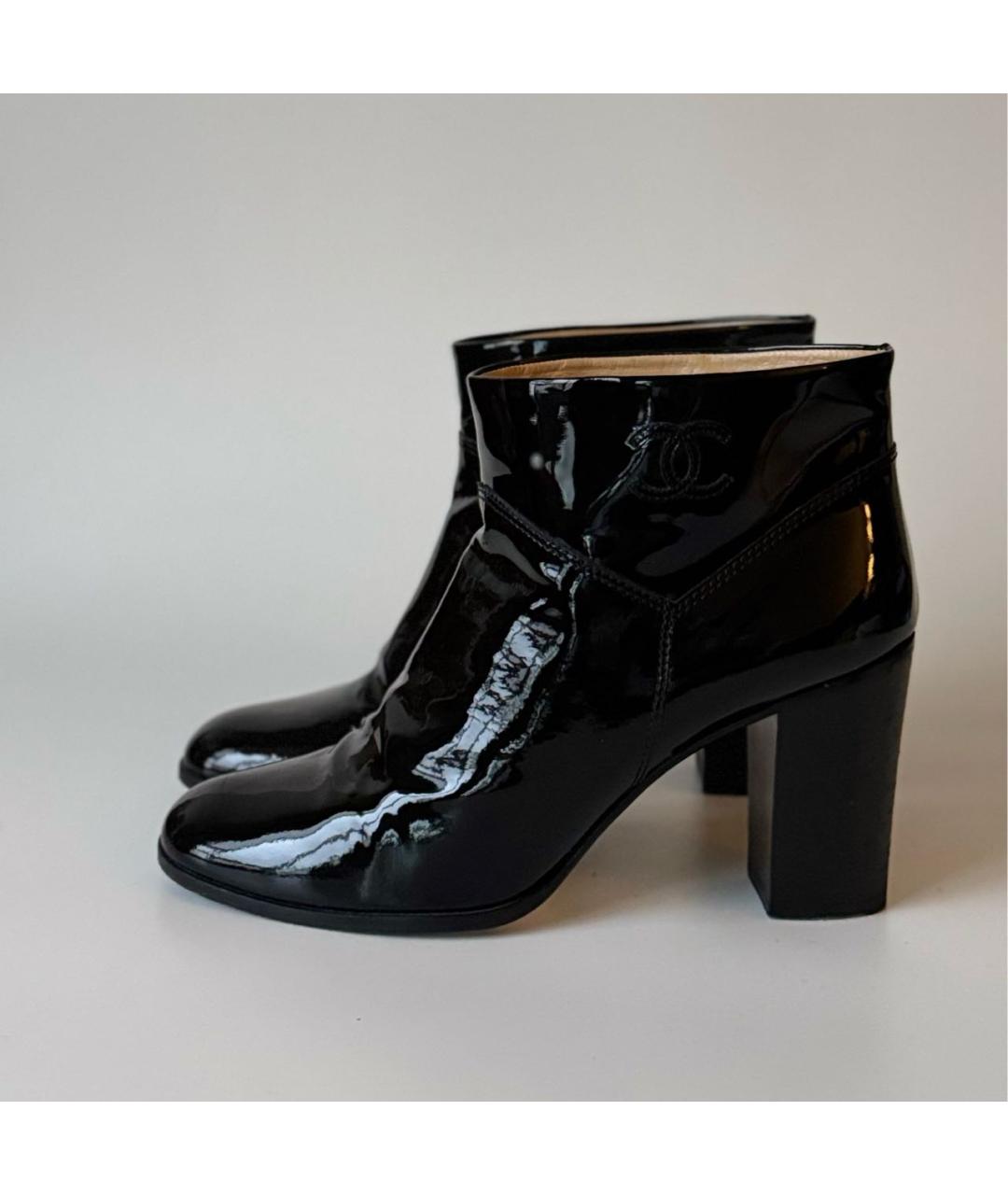 CHANEL Черные ботильоны из лакированной кожи, фото 6