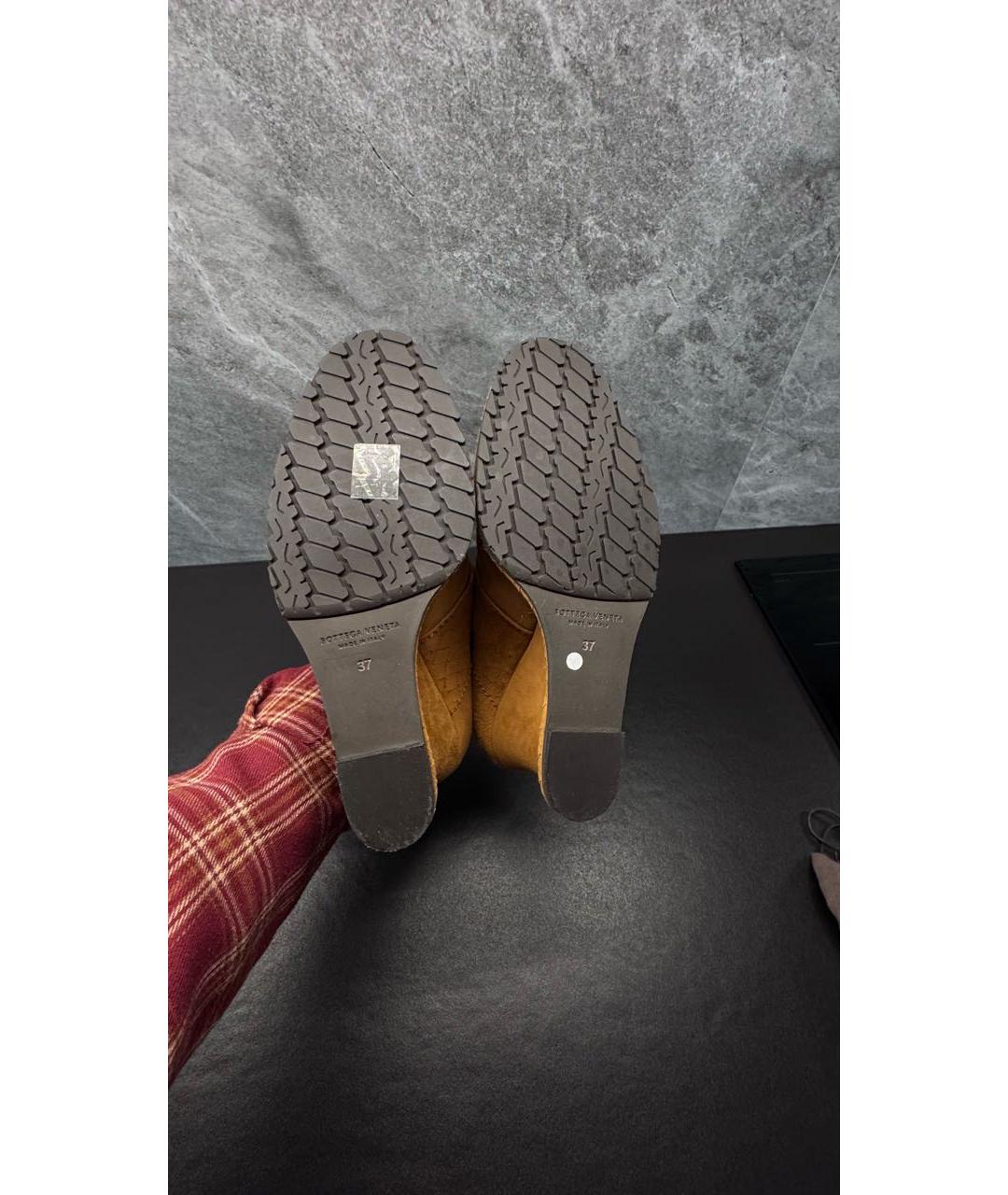 BOTTEGA VENETA Горчичные замшевые ботильоны, фото 3