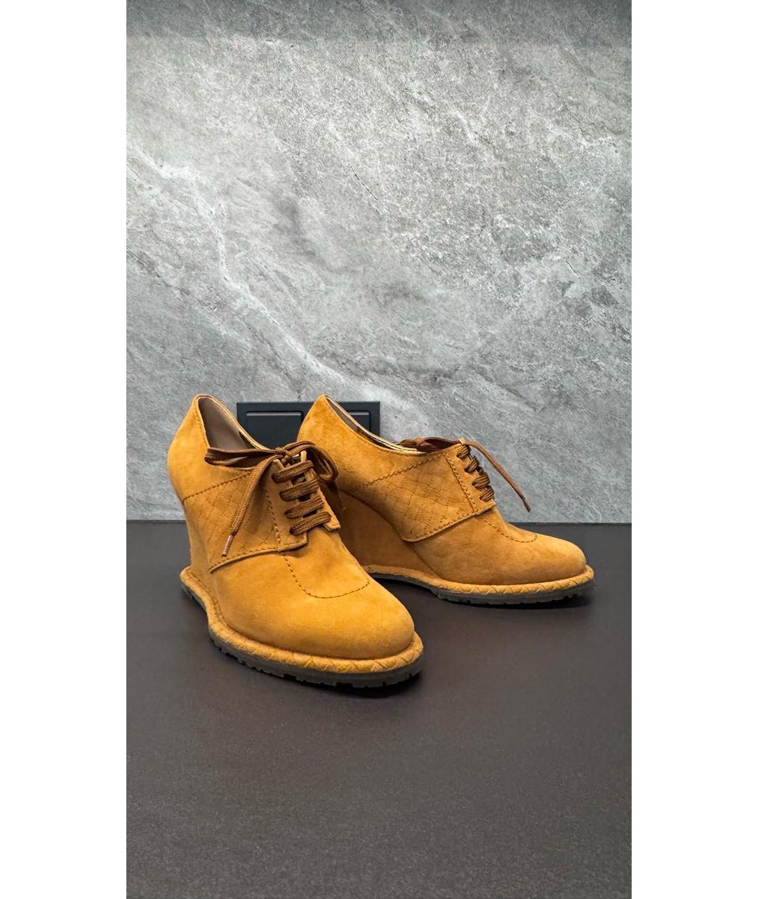 BOTTEGA VENETA Горчичные замшевые ботильоны, фото 2