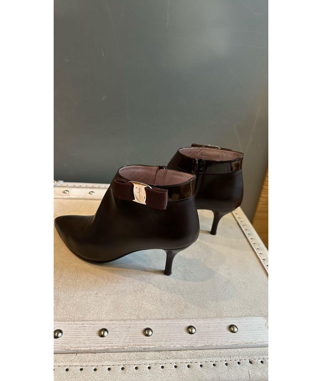 FERRAGAMO Коричневые кожаные ботильоны, фото 4
