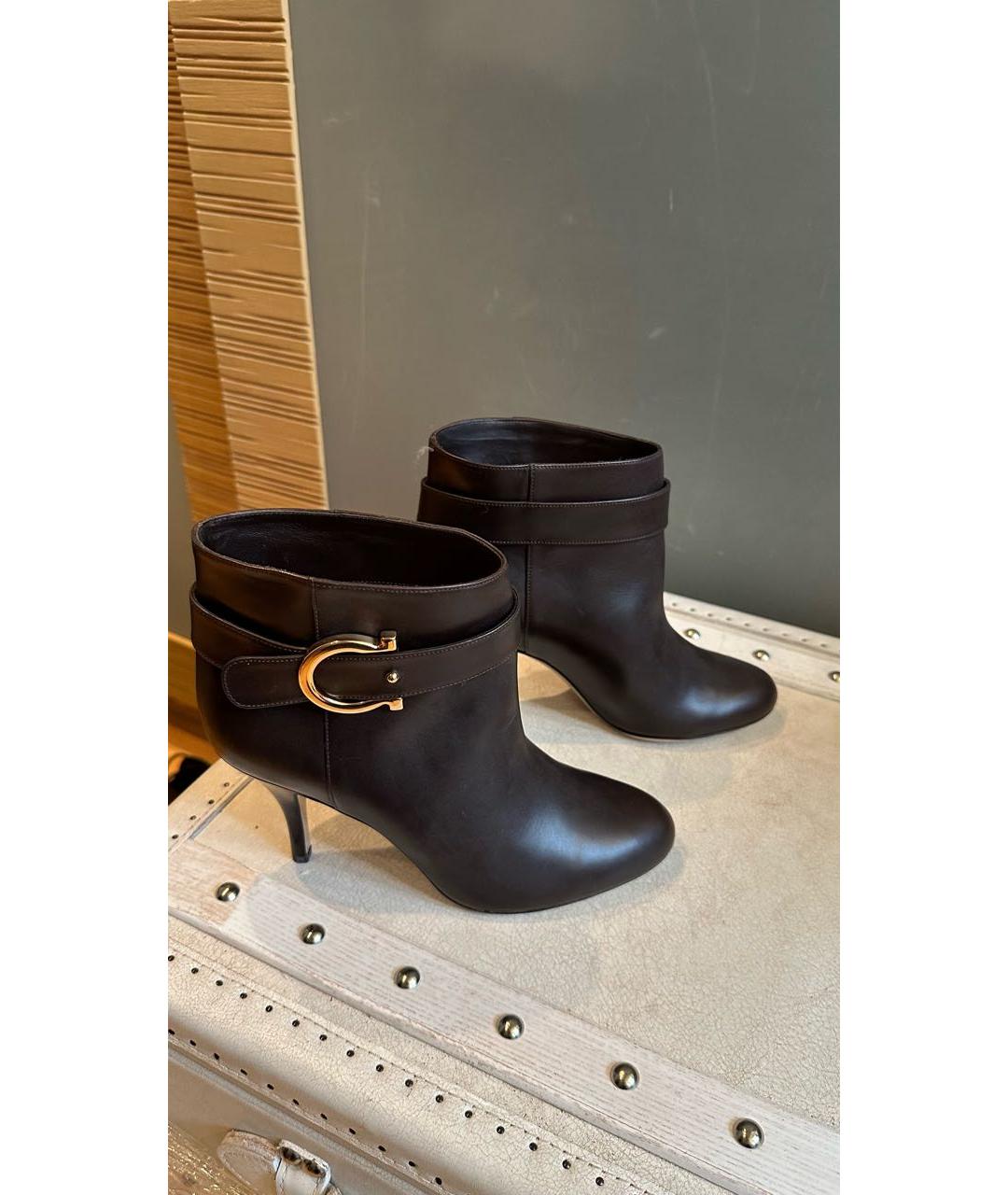 FERRAGAMO Коричневые кожаные ботильоны, фото 9