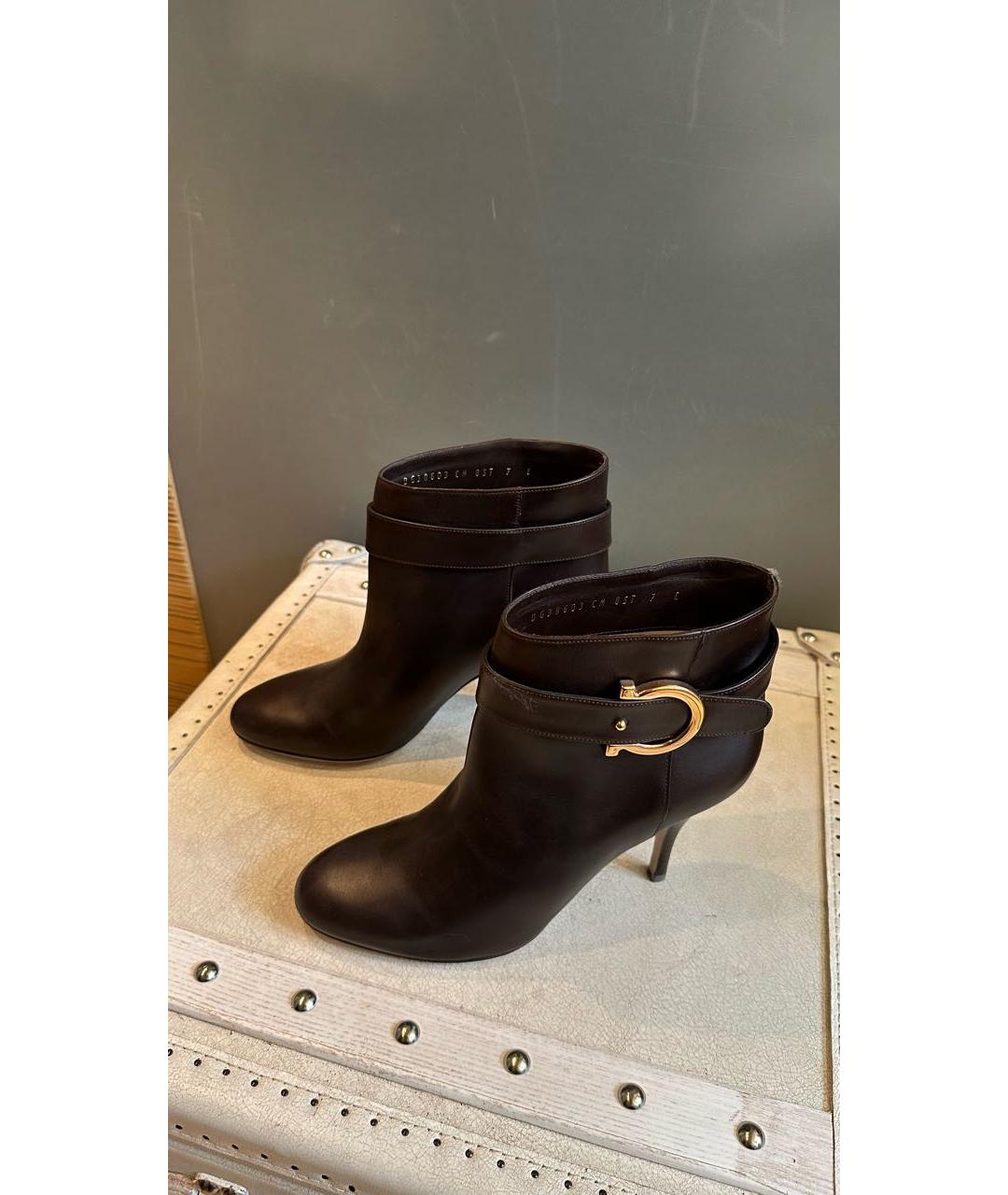 FERRAGAMO Коричневые кожаные ботильоны, фото 5