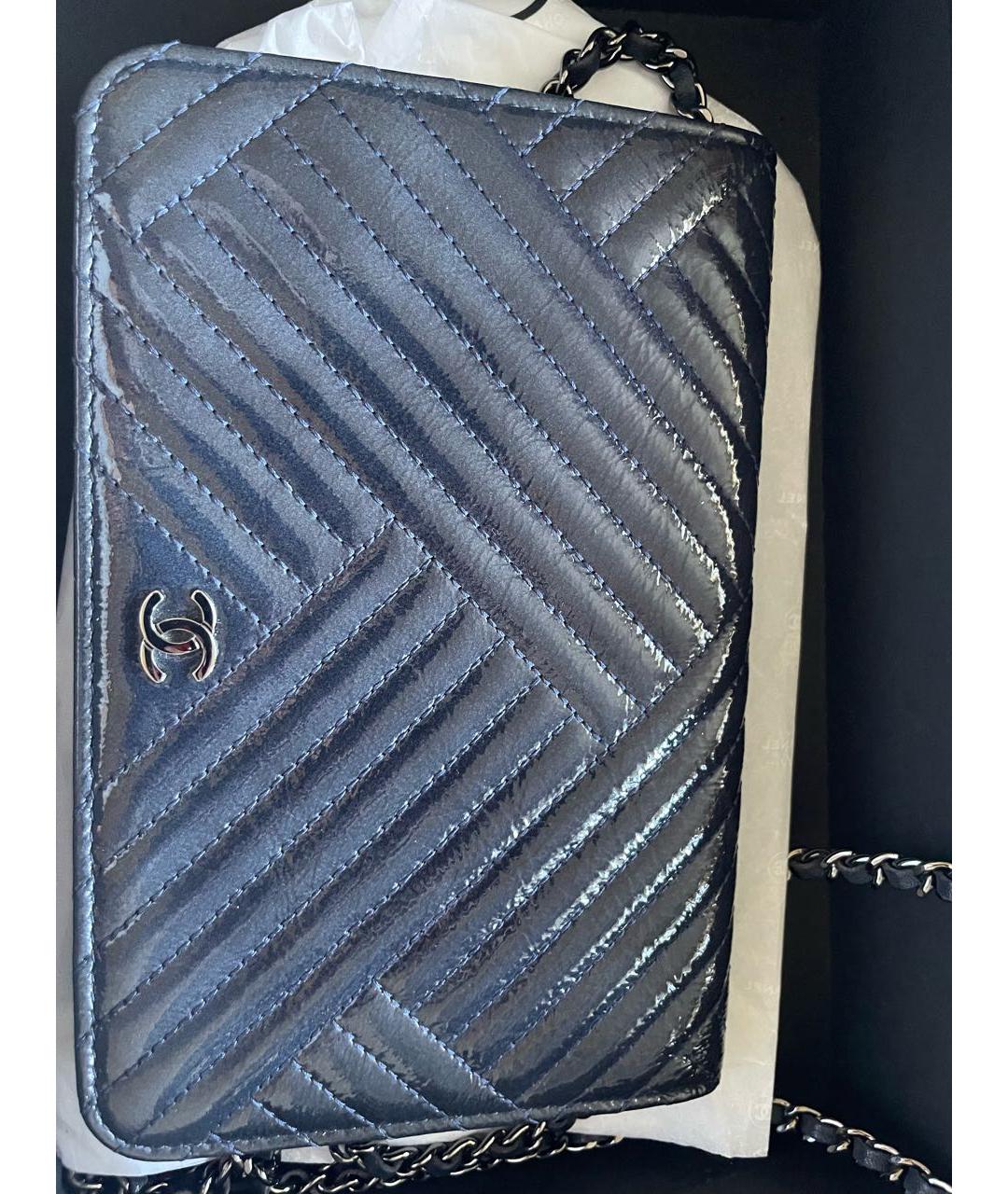 CHANEL Темно-синяя сумка через плечо из лакированной кожи, фото 3