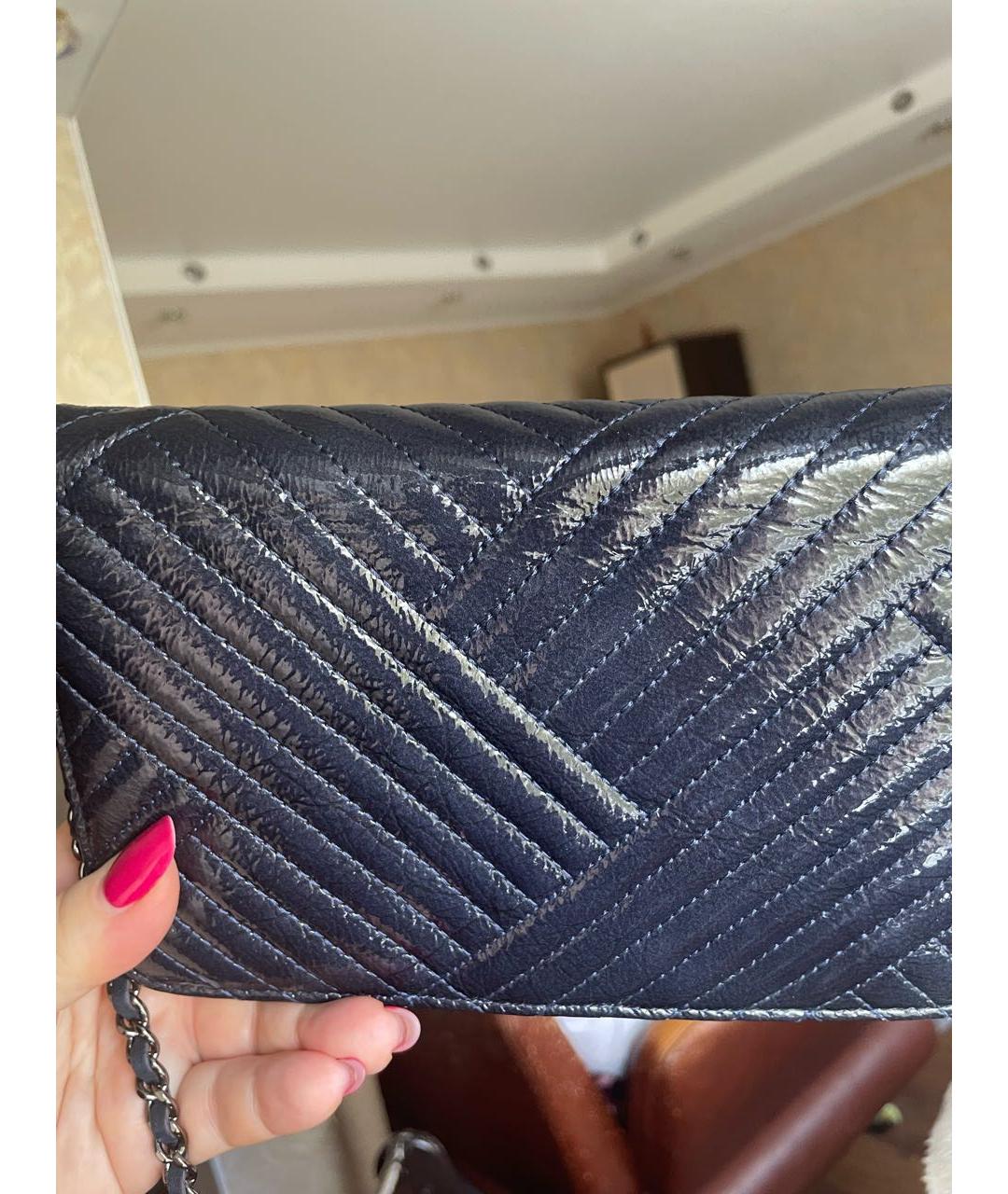 CHANEL Темно-синяя сумка через плечо из лакированной кожи, фото 6