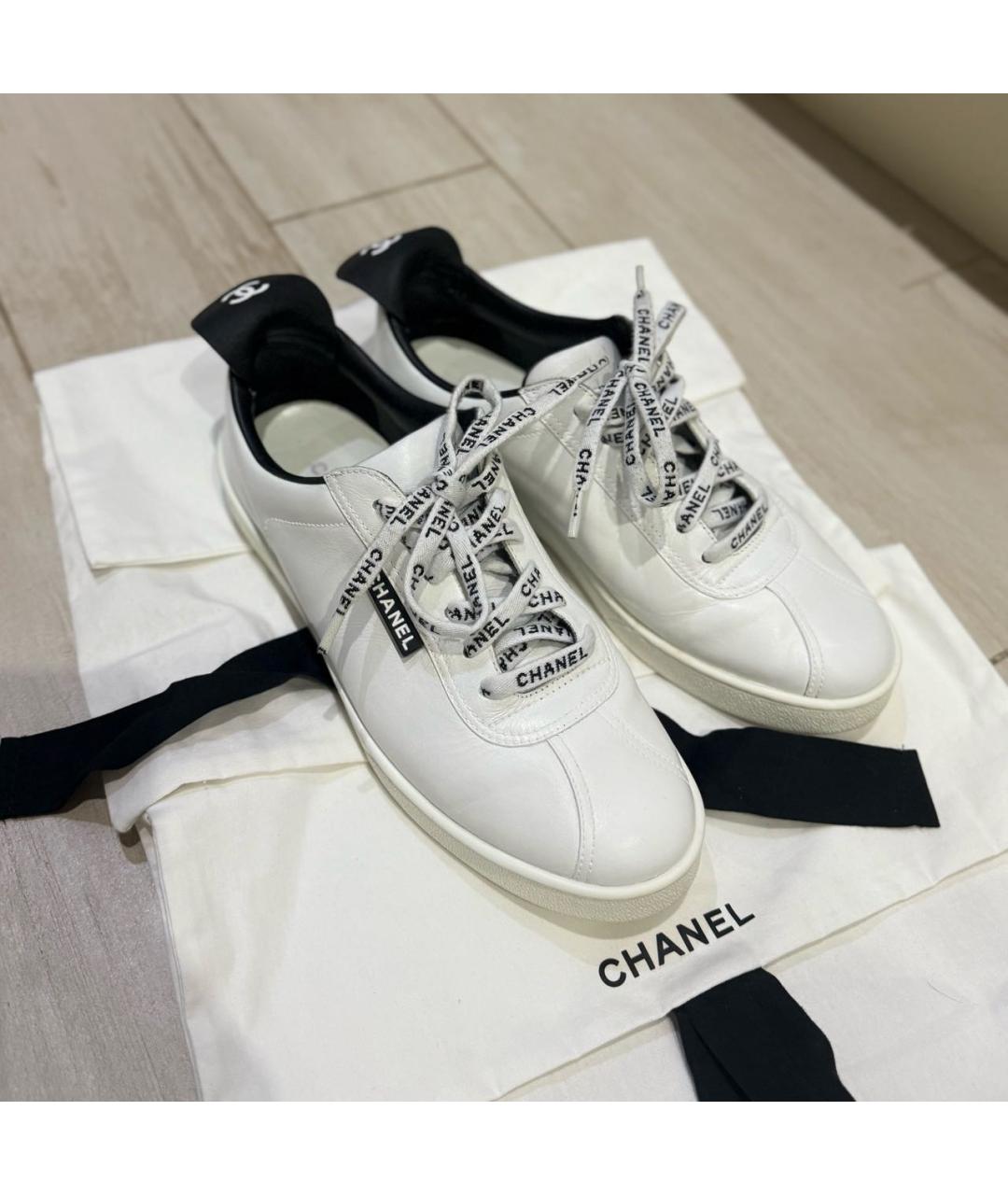 CHANEL Белые кожаные кроссовки, фото 2