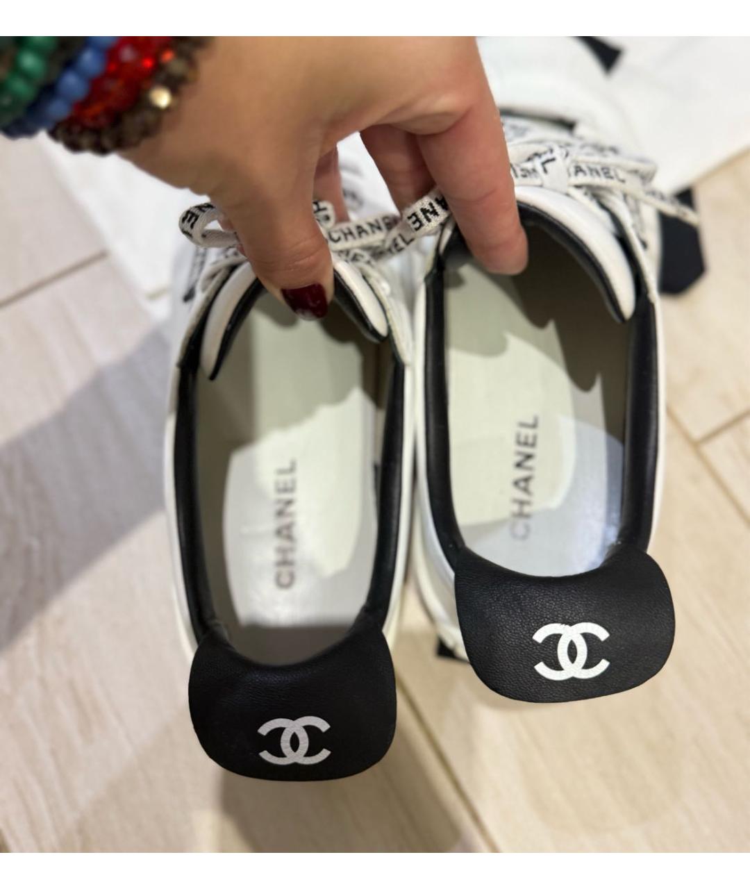 CHANEL Белые кожаные кроссовки, фото 3