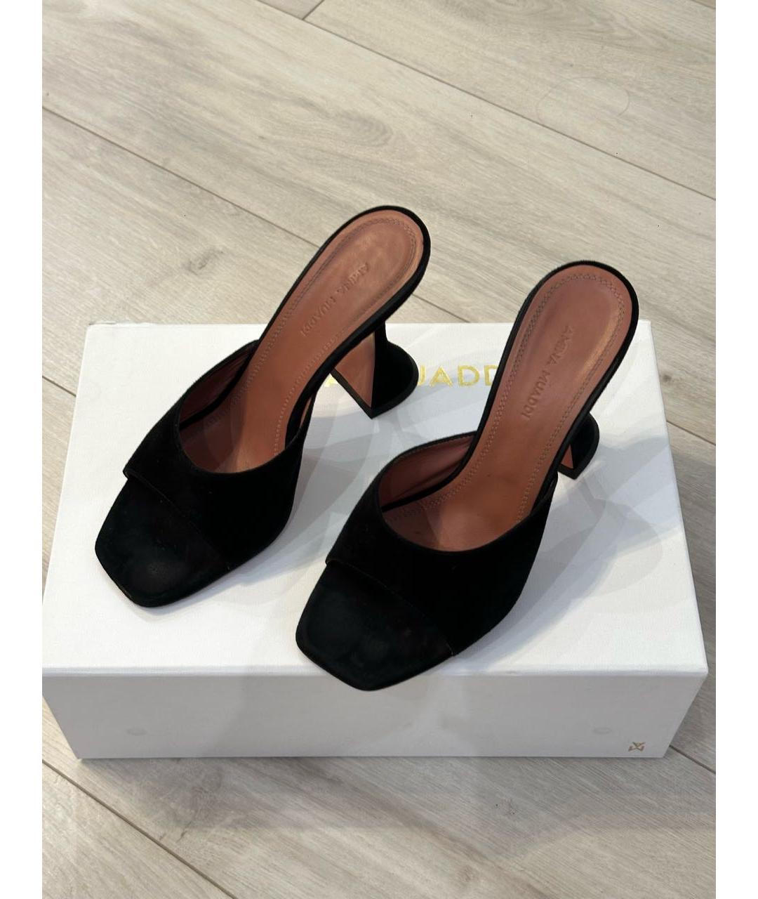 Amina Muaddi Черные замшевые босоножки, фото 6