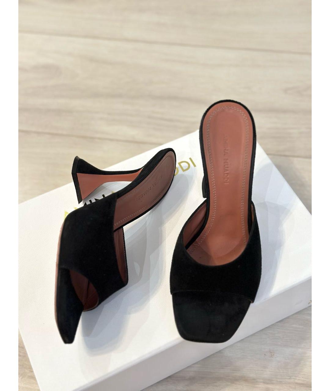 Amina Muaddi Черные замшевые босоножки, фото 4