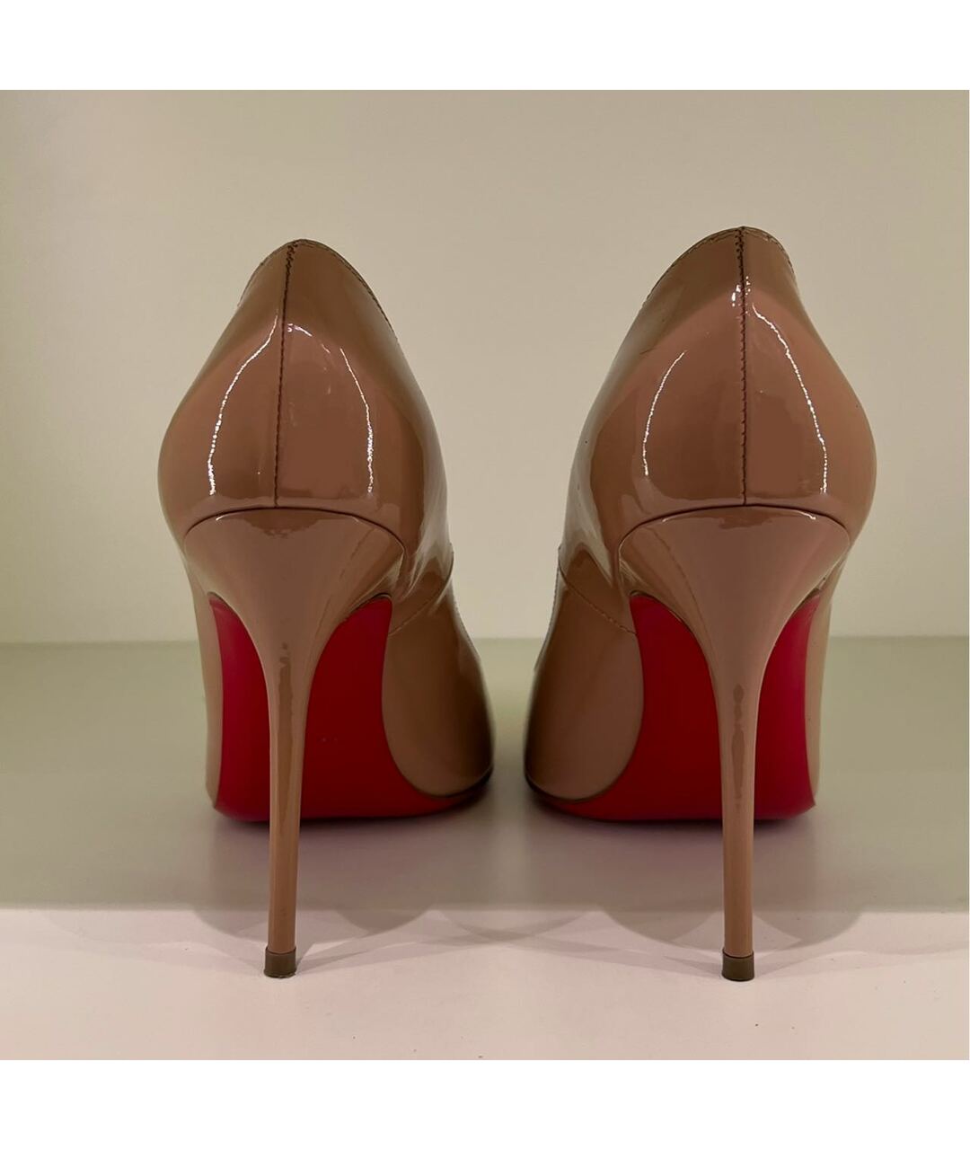 CHRISTIAN LOUBOUTIN Бежевые туфли из лакированной кожи, фото 4