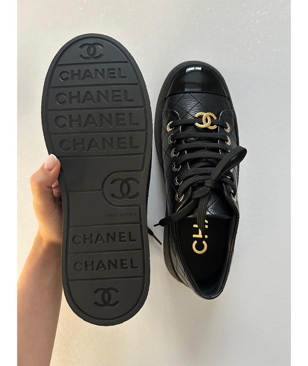 CHANEL Черные кеды из лакированной кожи, фото 2
