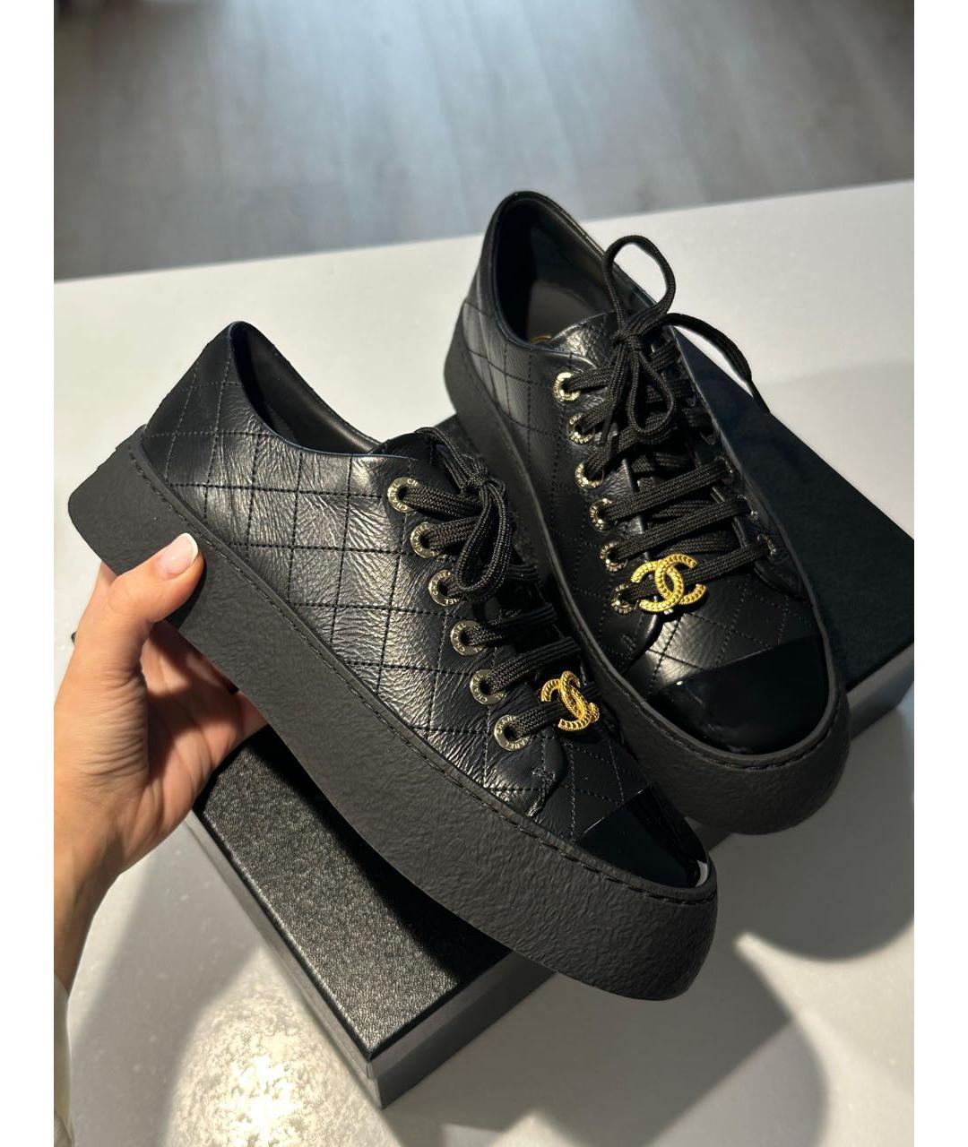 CHANEL Черные кеды из лакированной кожи, фото 5