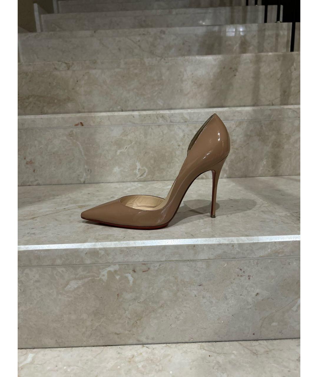 CHRISTIAN LOUBOUTIN Бежевые туфли из лакированной кожи, фото 6