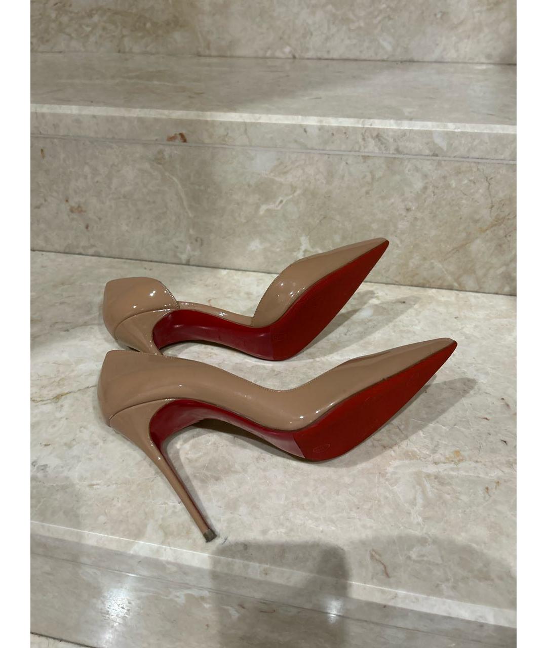 CHRISTIAN LOUBOUTIN Бежевые туфли из лакированной кожи, фото 5