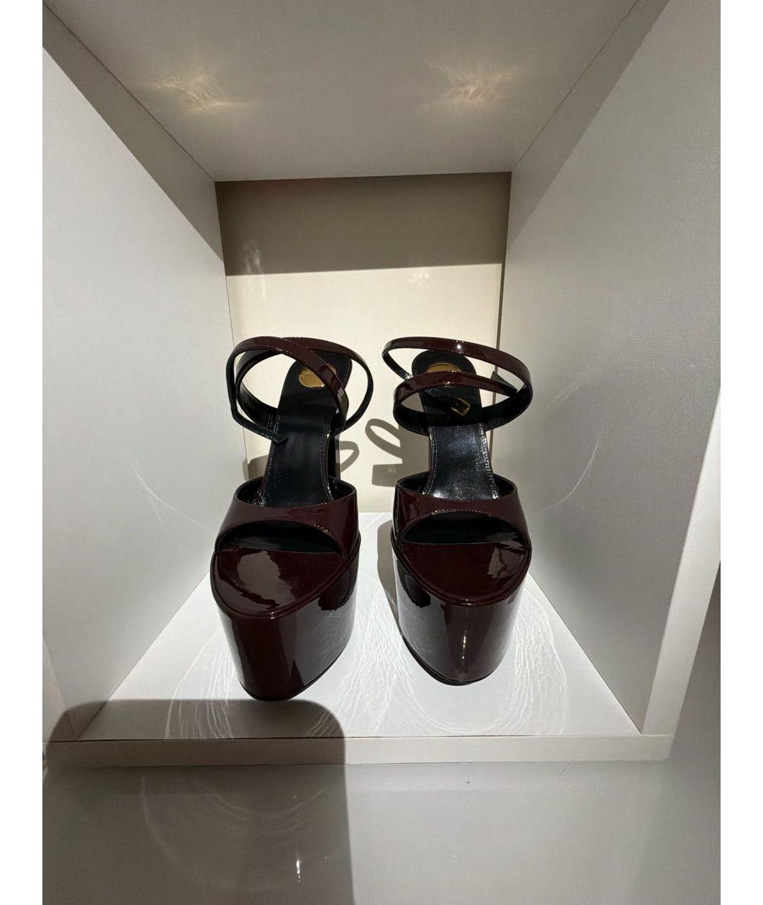 SAINT LAURENT Бордовые босоножки из лакированной кожи, фото 2