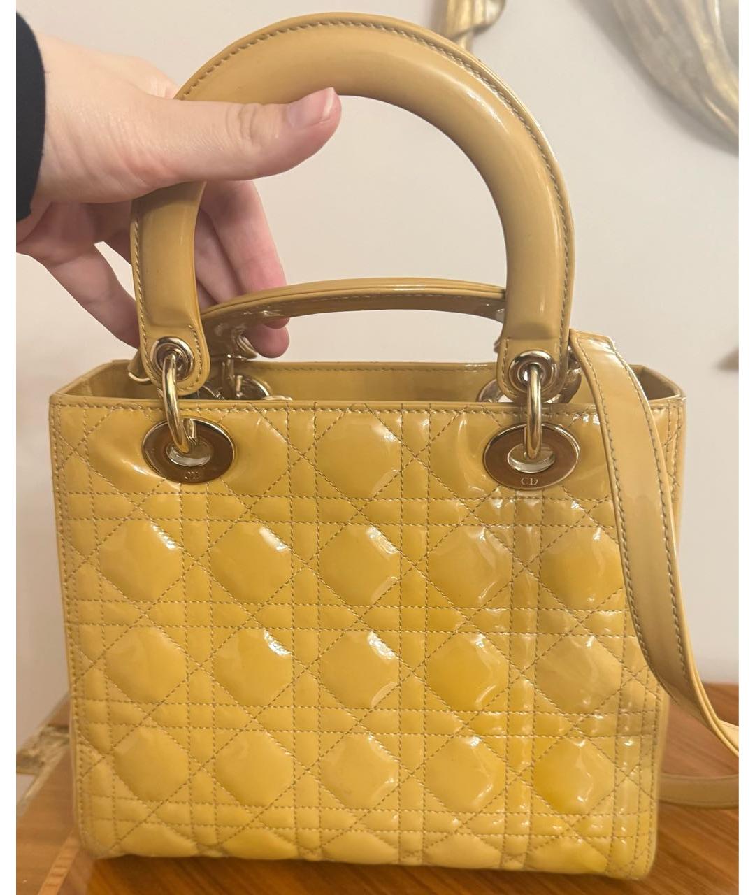 CHRISTIAN DIOR Бежевая сумка с короткими ручками из лакированной кожи, фото 3