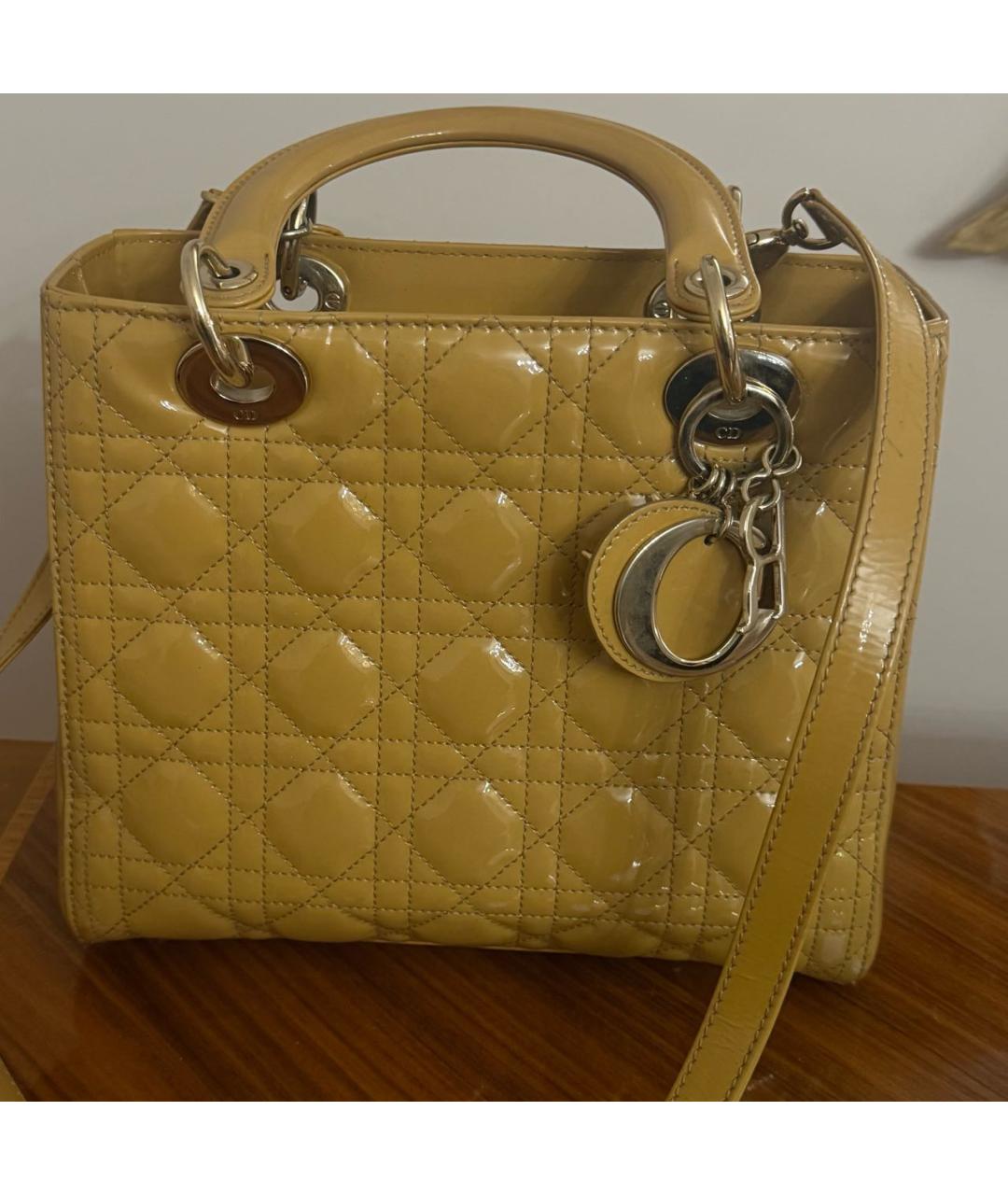 CHRISTIAN DIOR Бежевая сумка с короткими ручками из лакированной кожи, фото 2