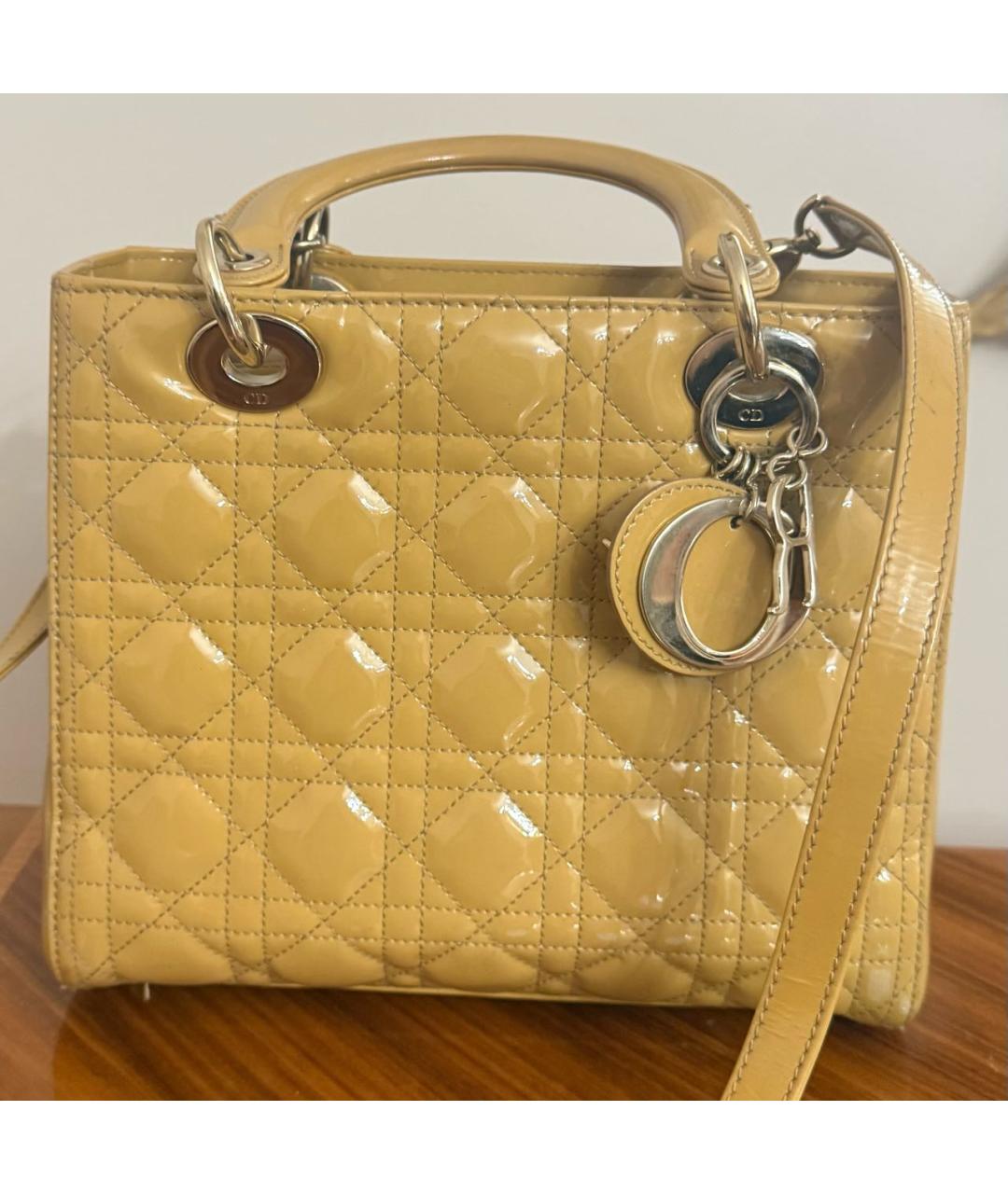 CHRISTIAN DIOR Бежевая сумка с короткими ручками из лакированной кожи, фото 4