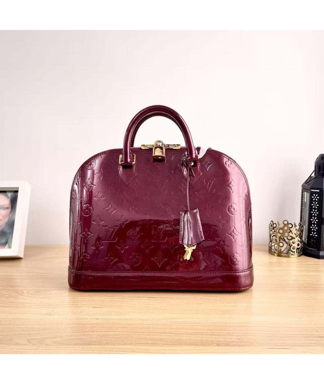 LOUIS VUITTON Бордовая сумка с короткими ручками из лакированной кожи, фото 2