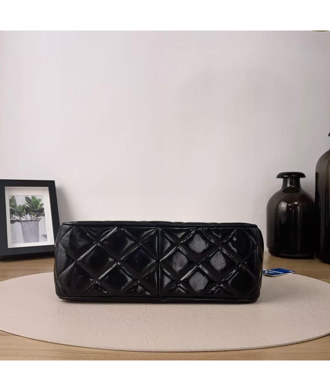 CHANEL Черная сумка через плечо из лакированной кожи, фото 5