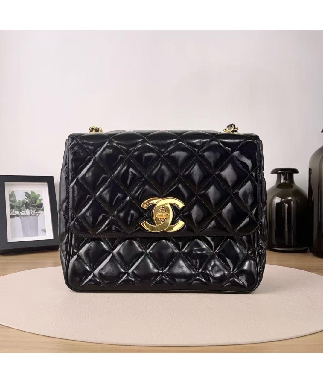 CHANEL Черная сумка через плечо из лакированной кожи, фото 2
