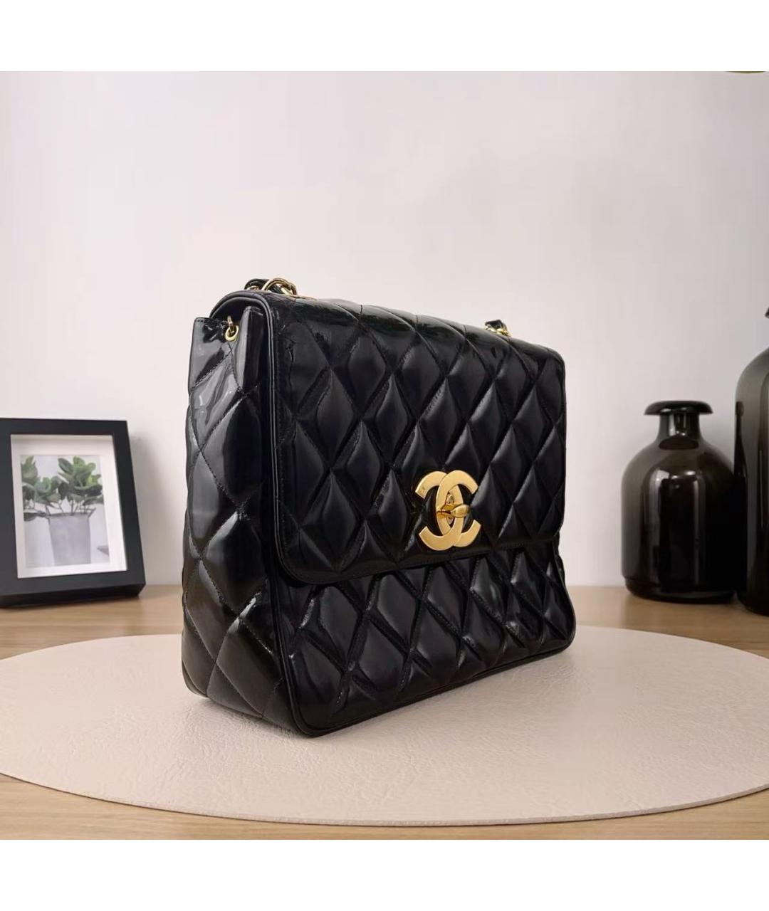 CHANEL Черная сумка через плечо из лакированной кожи, фото 3