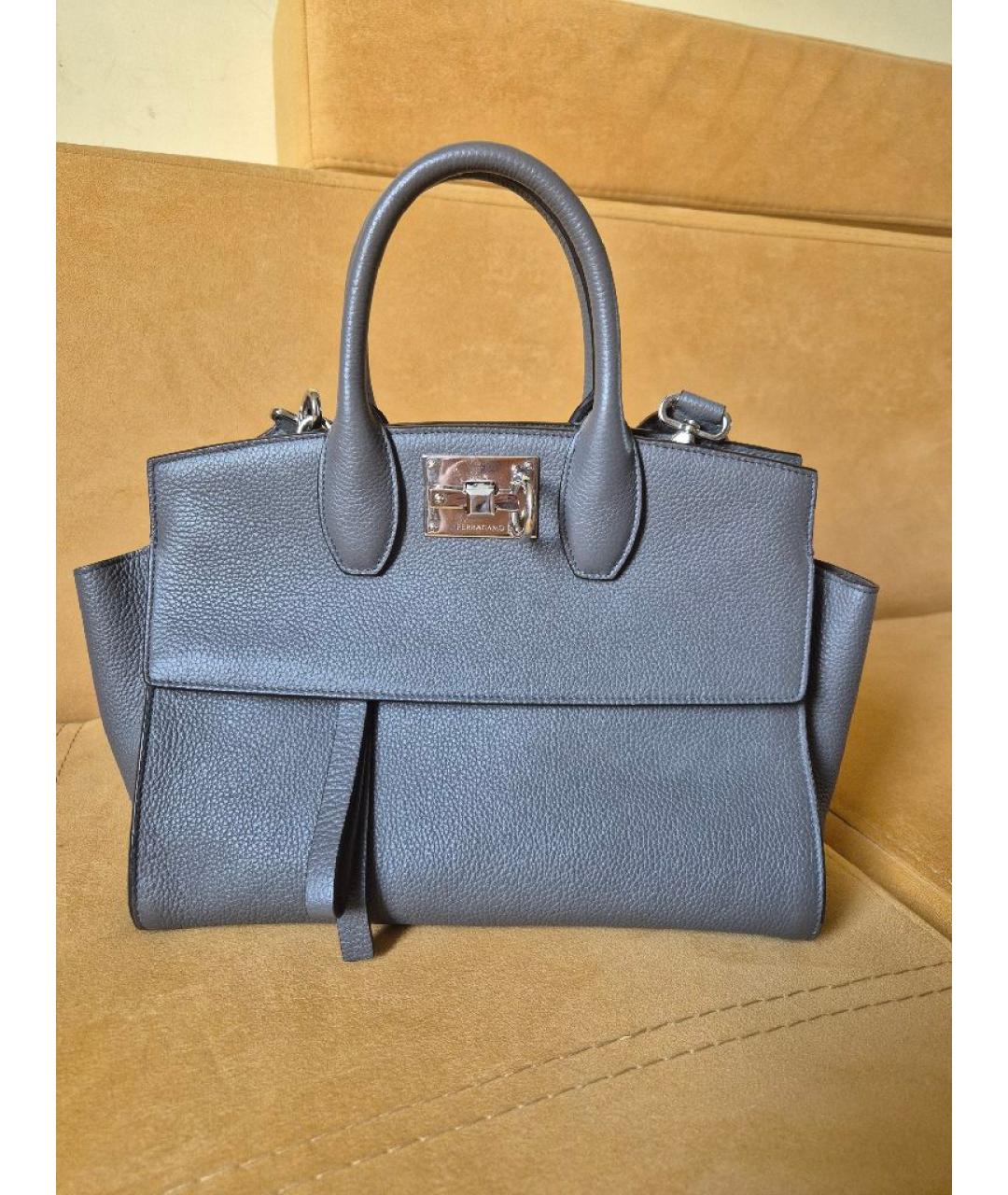 FERRAGAMO Антрацитовая кожаная сумка через плечо, фото 10