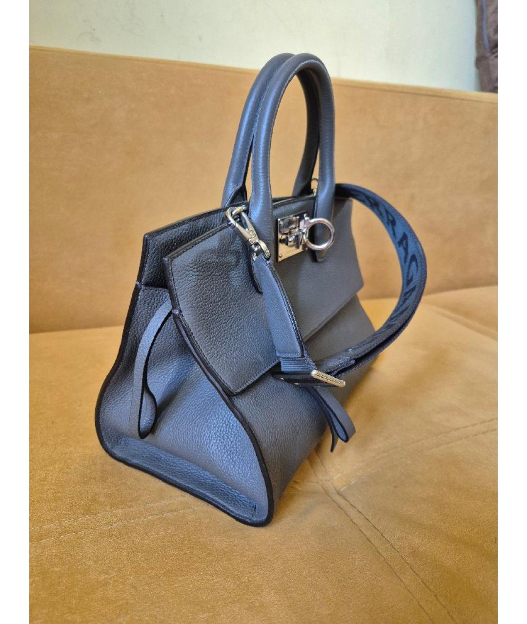 FERRAGAMO Антрацитовая кожаная сумка через плечо, фото 2
