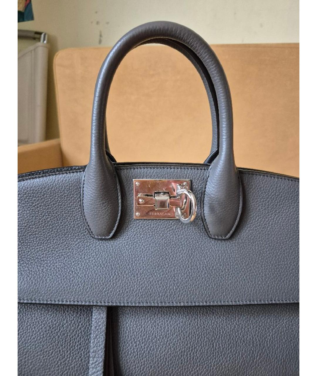 FERRAGAMO Антрацитовая кожаная сумка через плечо, фото 5