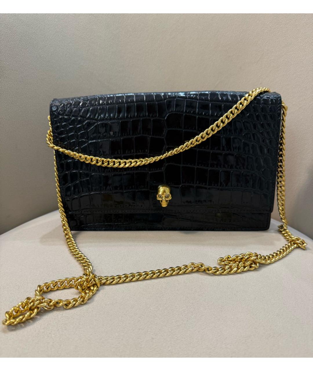 ALEXANDER MCQUEEN Черная сумка через плечо из лакированной кожи, фото 4