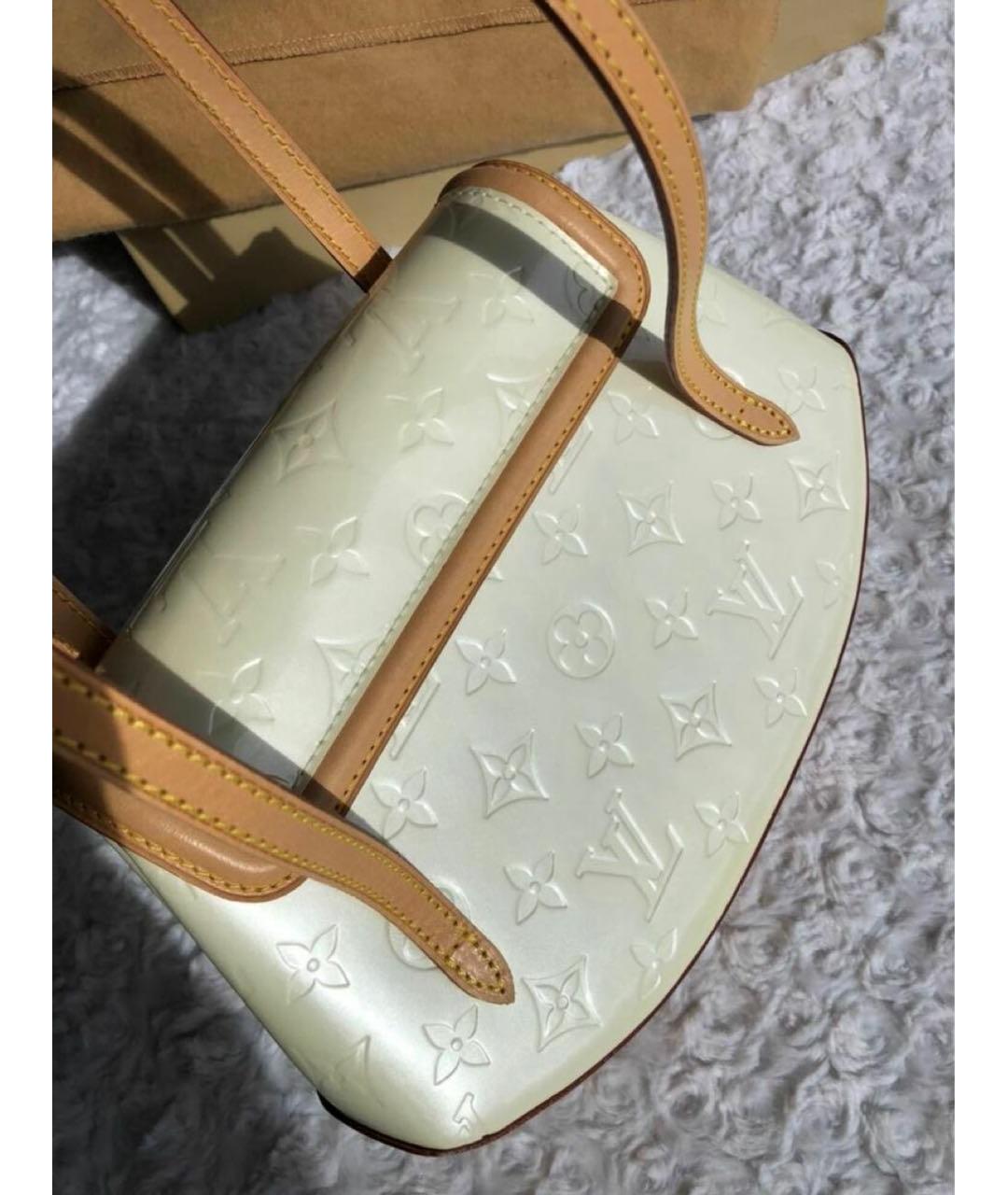 LOUIS VUITTON Бежевая сумка с короткими ручками из лакированной кожи, фото 3
