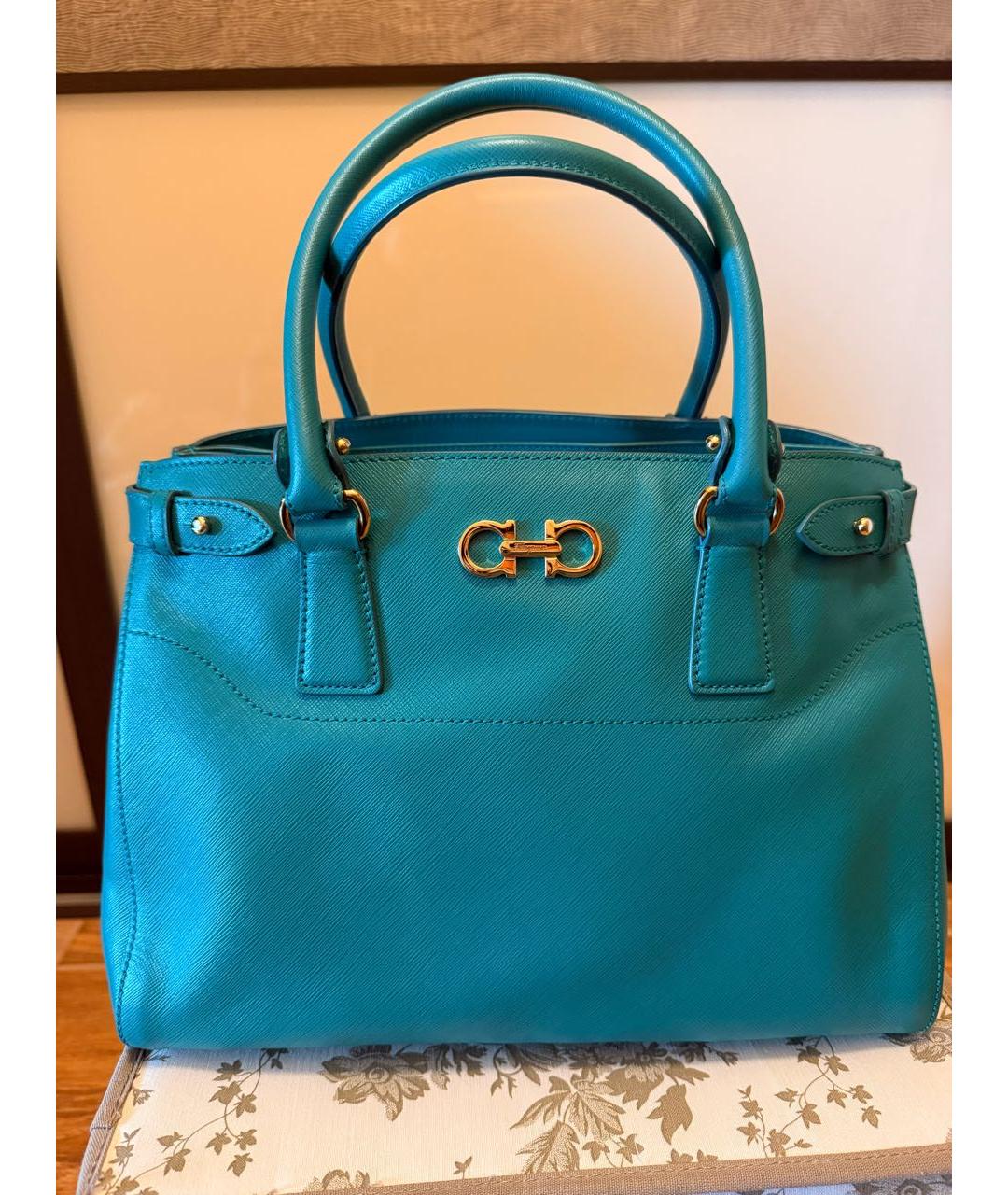 FERRAGAMO Бирюзовая кожаная сумка с короткими ручками, фото 5