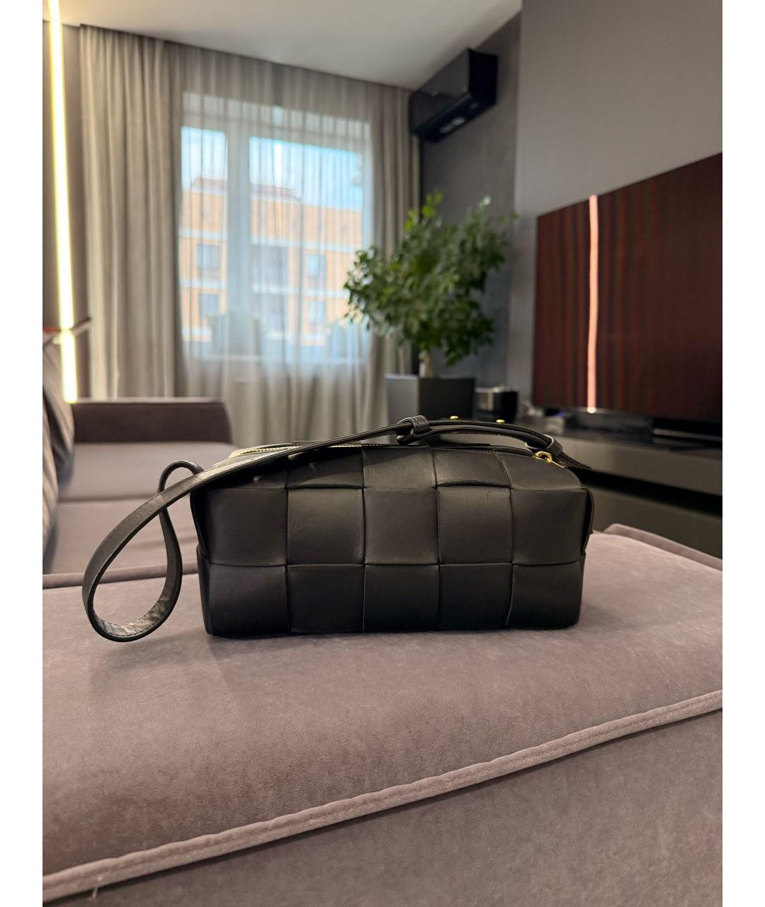 BOTTEGA VENETA Черная кожаная сумка с короткими ручками, фото 5