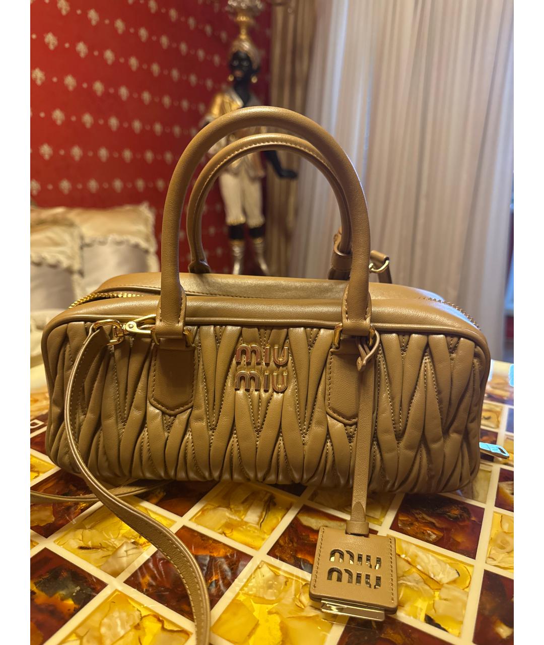 MIU MIU Бежевая кожаная сумка через плечо, фото 5