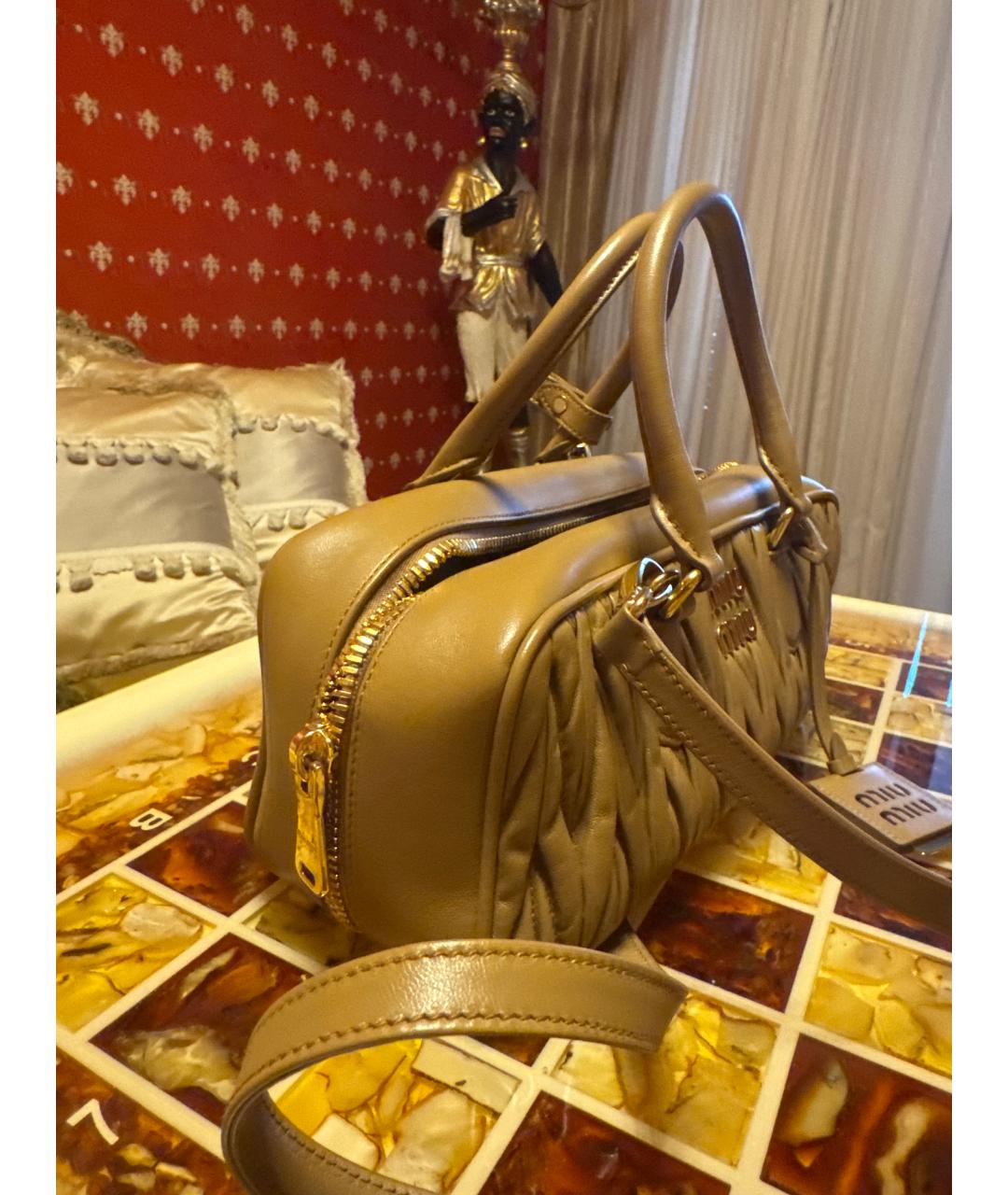MIU MIU Бежевая кожаная сумка через плечо, фото 2