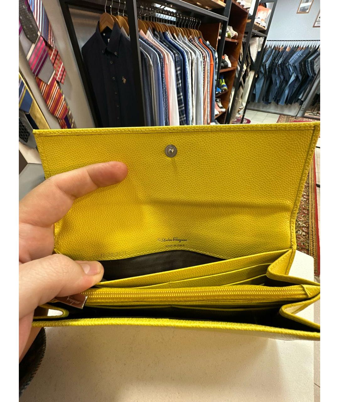FERRAGAMO Желтый кожаный кошелек, фото 5