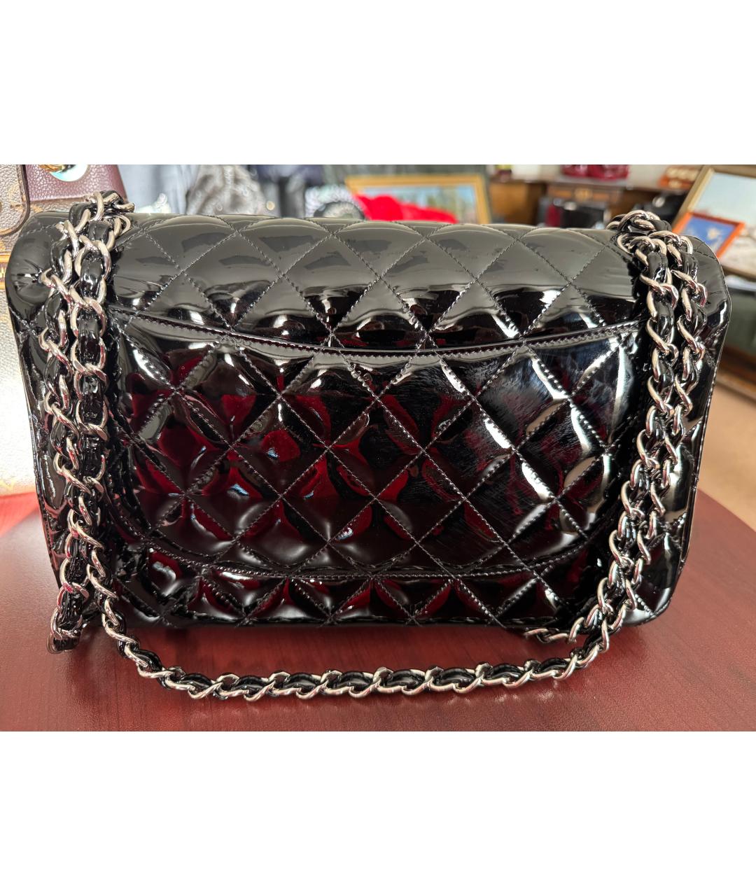CHANEL Черная сумка через плечо из лакированной кожи, фото 2