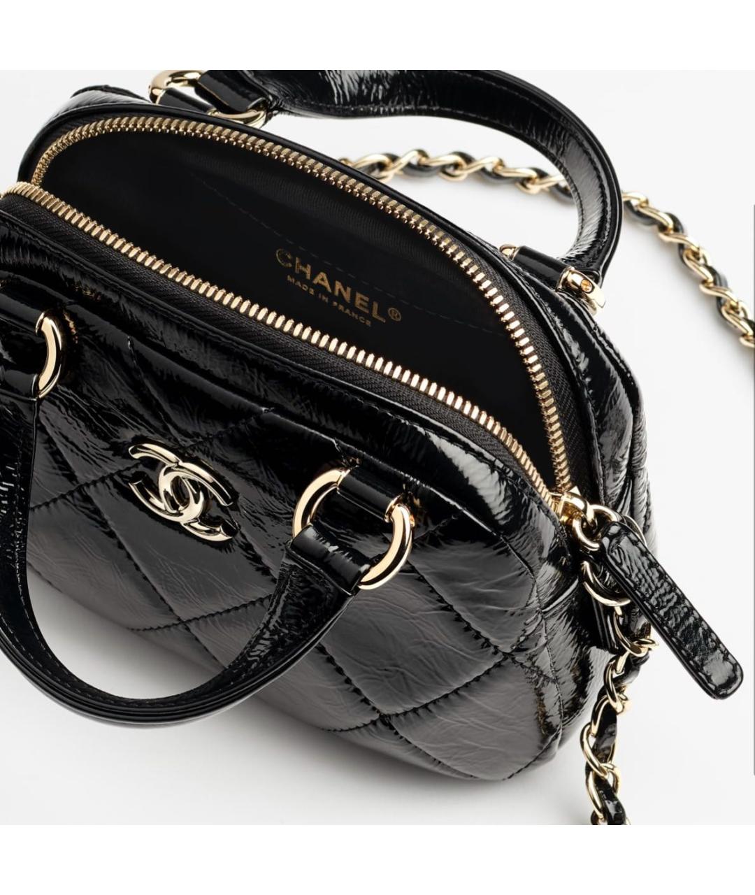 CHANEL Черная сумка через плечо из лакированной кожи, фото 2