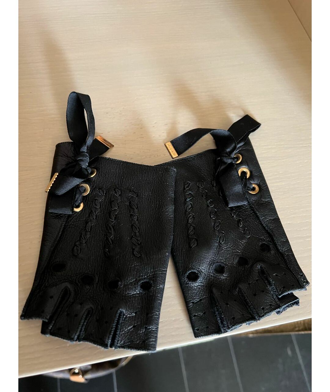 LOUIS VUITTON PRE-OWNED Черные кожаные перчатки, фото 3